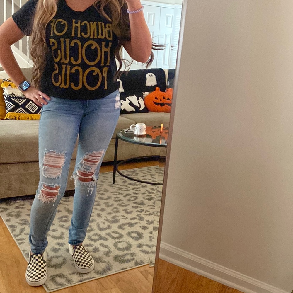 Super cute, fun Halloween graphic tee crop top! Bunch of Hocus pocus 👻